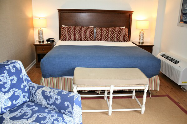 Hotel room photo 9