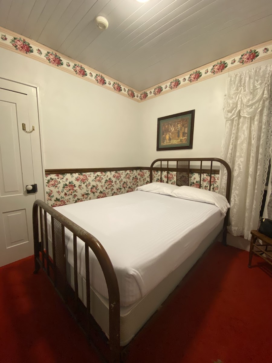 Hotel room photo 6