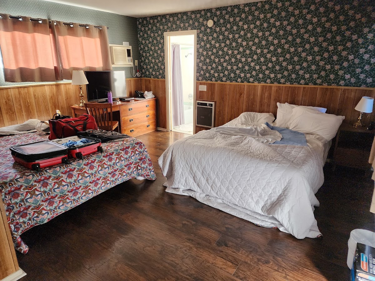 Hotel room photo 7