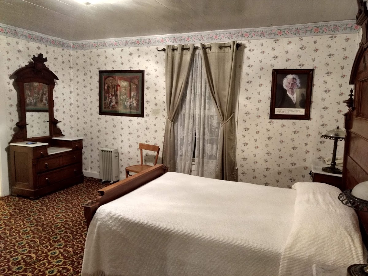Hotel room photo 9