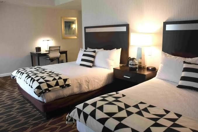 Hotel room photo 5