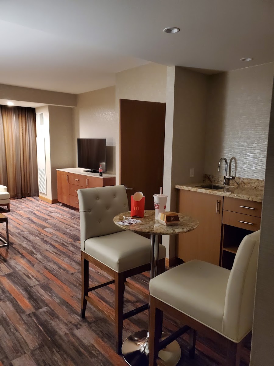 Hotel room photo 6