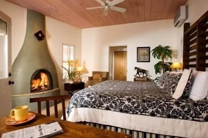 Hotel room photo 5
