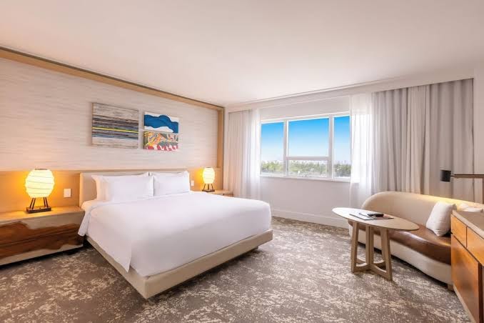 Hotel room photo 8
