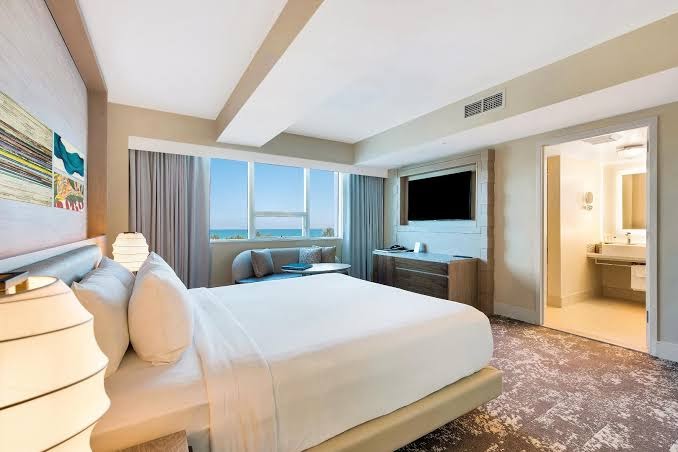 Hotel room photo 9