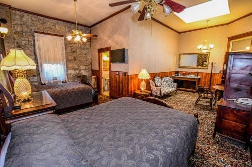Hotel room photo 7