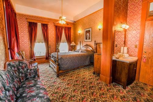Hotel room photo 8