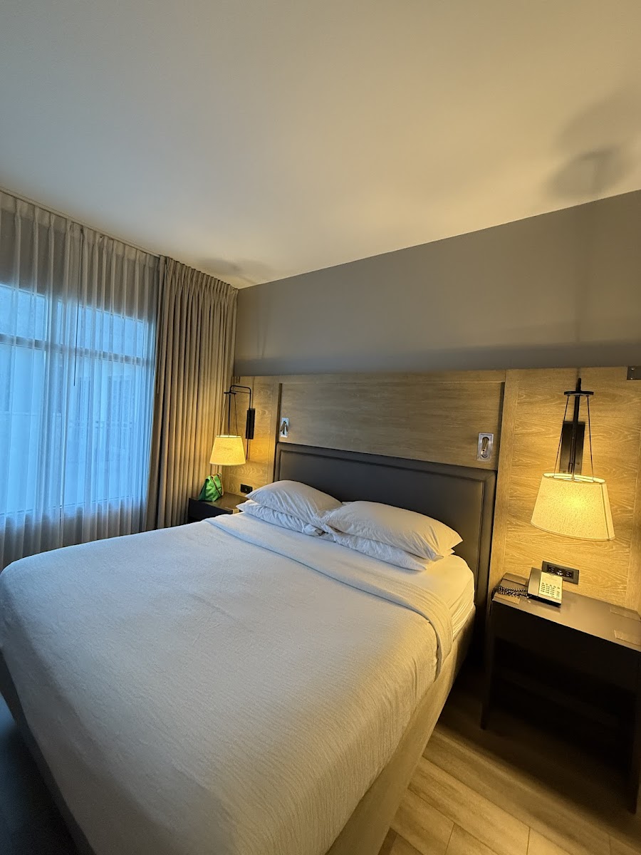 Hotel room photo 8
