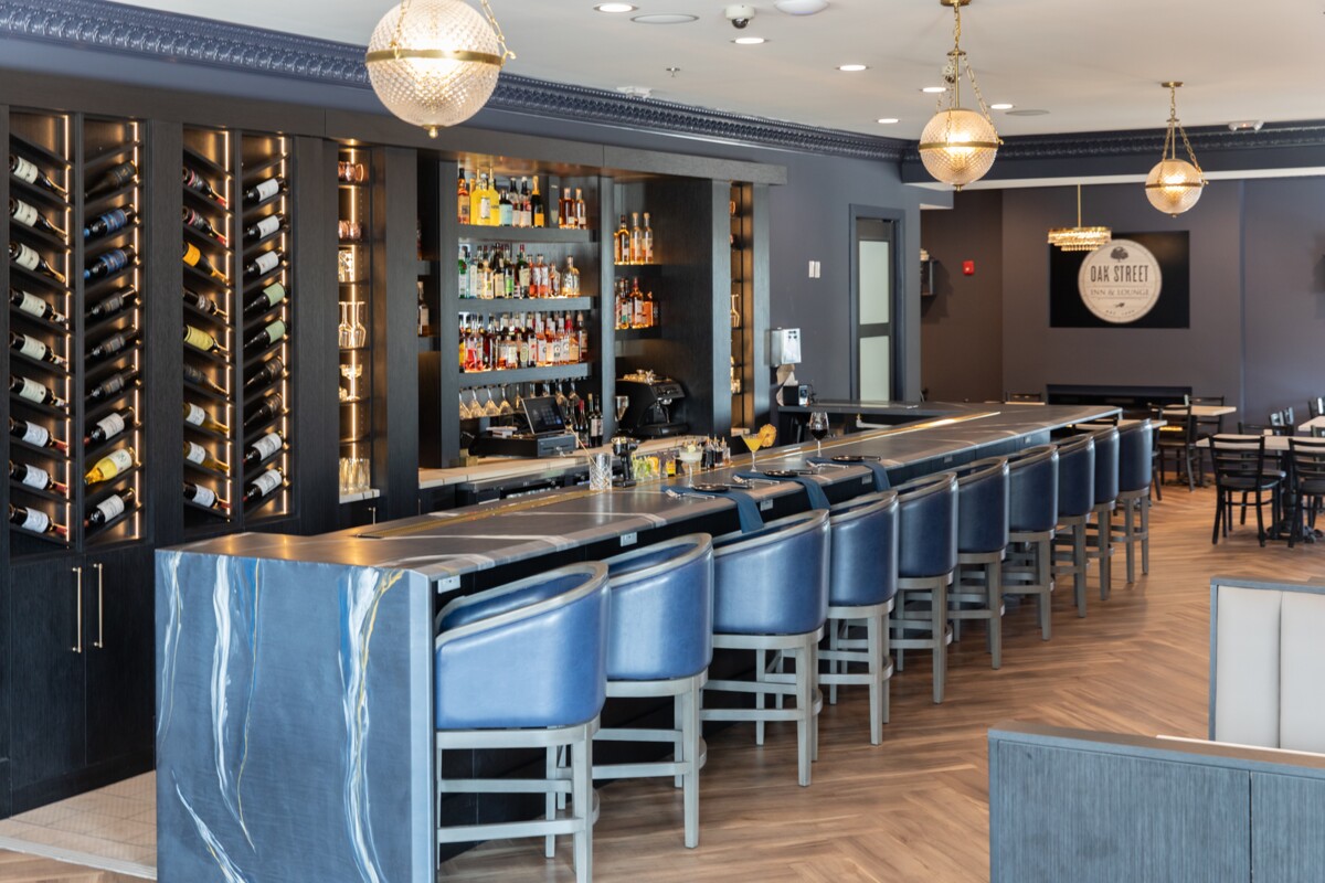 Oak Street Inn & Lounge