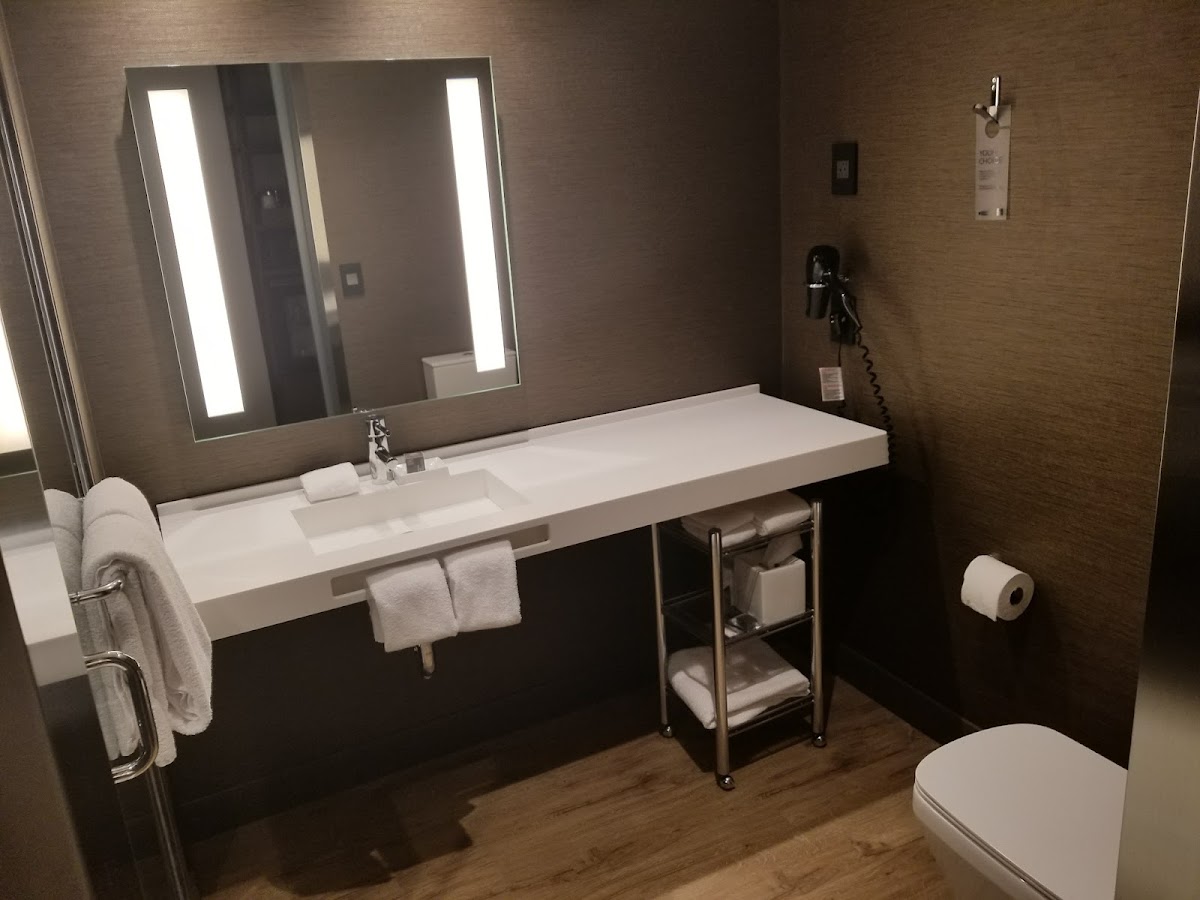 Hotel room photo 7