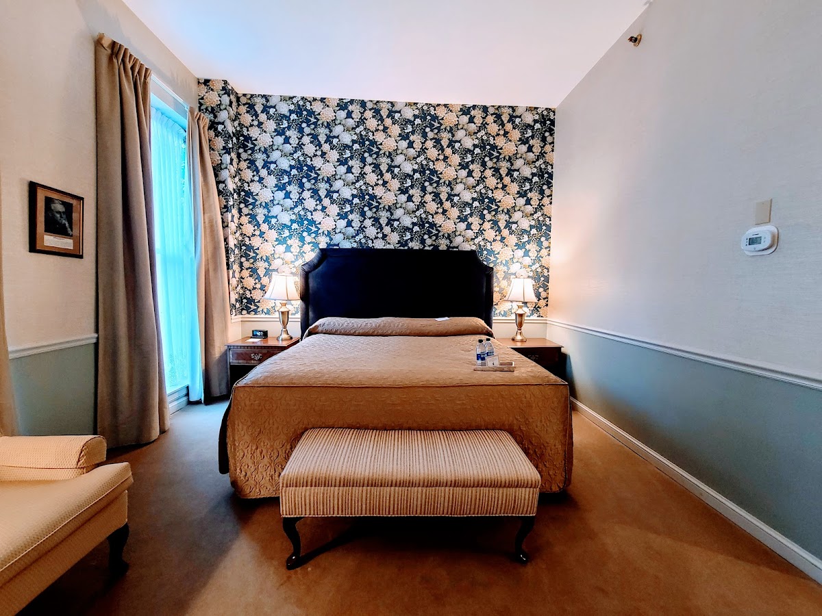 Hotel room photo 7