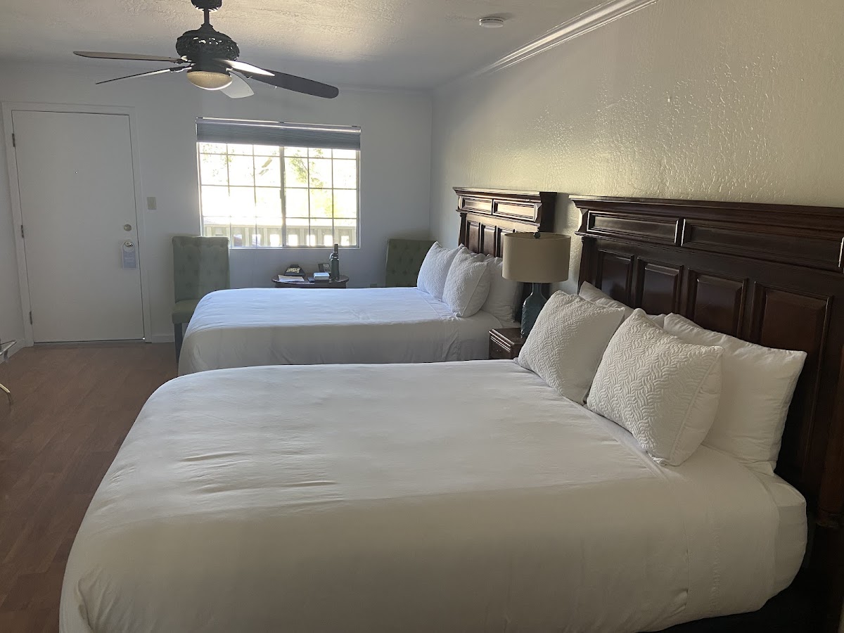 Hotel room photo 9